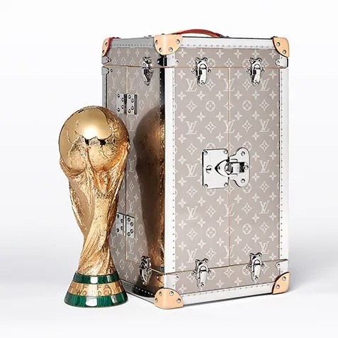 أبدعتْ الدّار بتصميم FIFA World Cup Trophy Travel Case