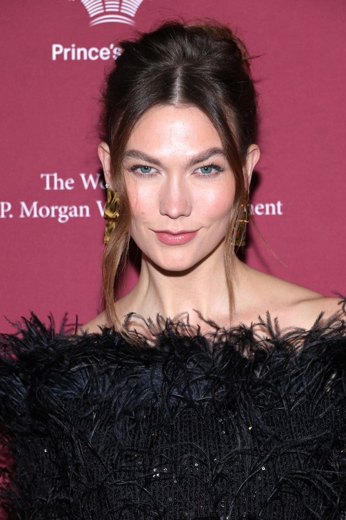تسريحات شعر للصبايا بأسلوب karlie Kloss