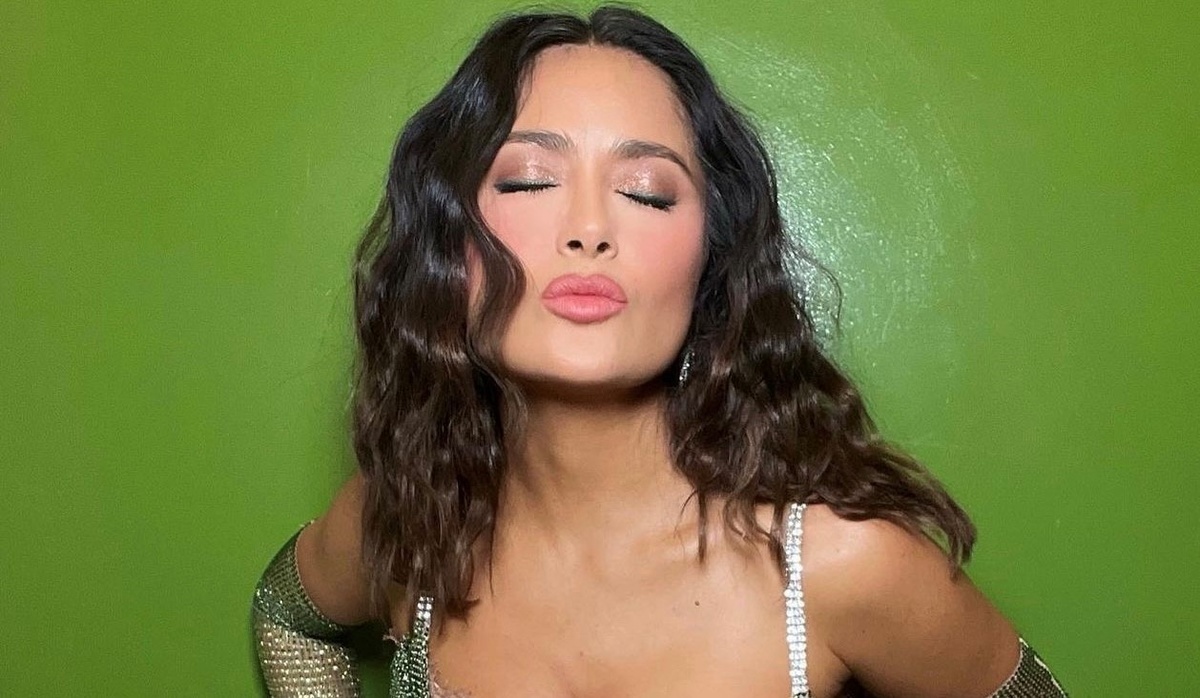 طريقة رسم العين بالكحل الأخضر مع مكياج للبشرة الحنطية من وحي سلمى حايك - الصورة من حساب جينيفر يبيز