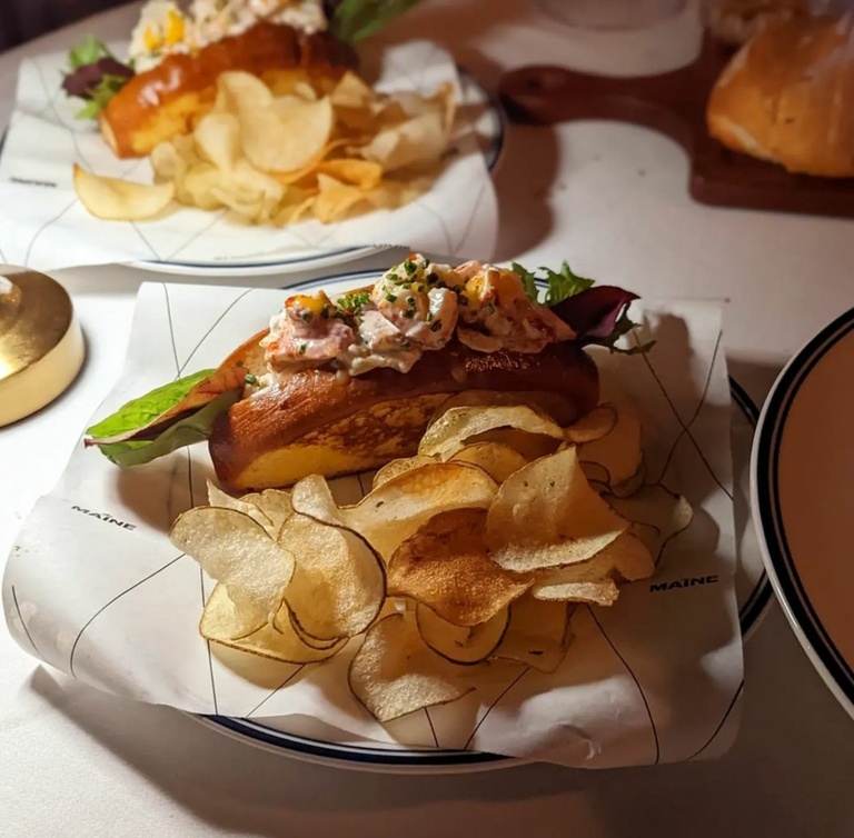 من اطباق مطعم The maine mayfair
