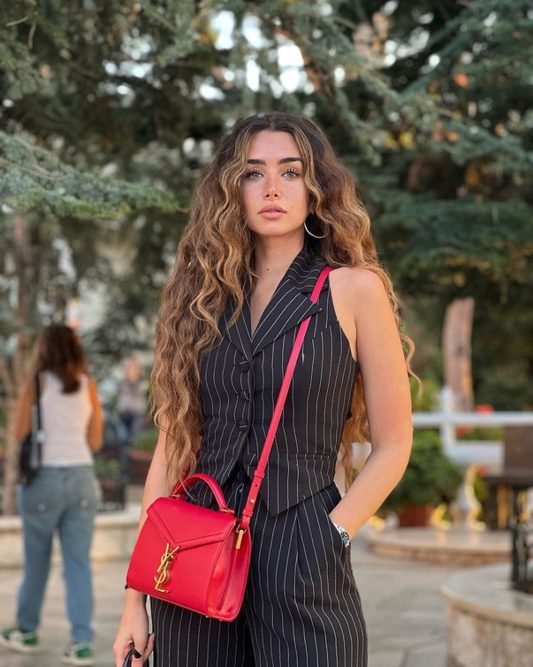 هنا الزاهد 
