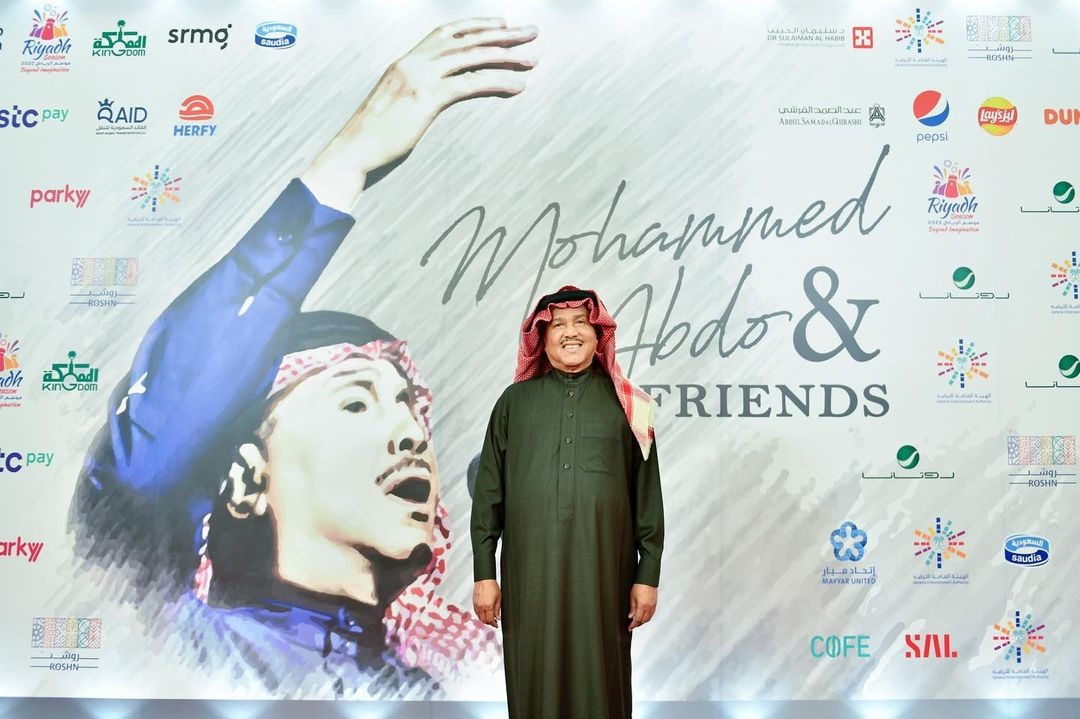 لحظة وصول فنان العرب إلى مسرح حفله