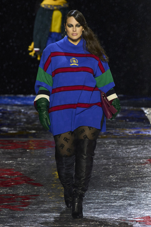 اللّون النيلي مع ألوان متضاربة للوك عصري من Tommy Hilfiger