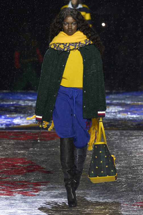 تنسيق ألوان متضربة للوك لافت من Tommy Hilfiger