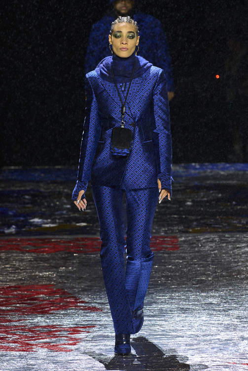 اللّون النيلي صيحة خريف 2022 من Tommy Hilfiger
