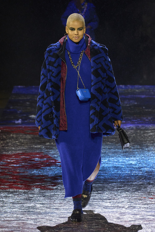 اللّون النيلي صيحة لافتة من Tommy Hilfiger