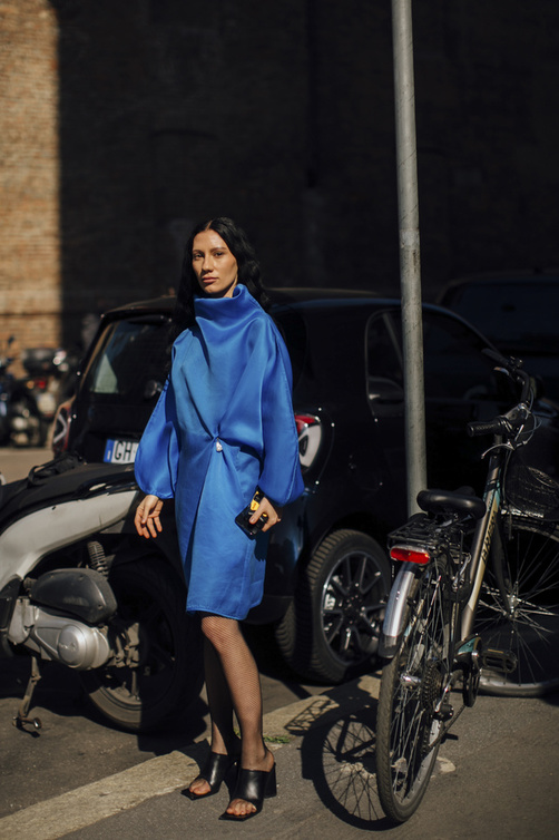 إطلالة أنيقة باللّون النيلي من Street style