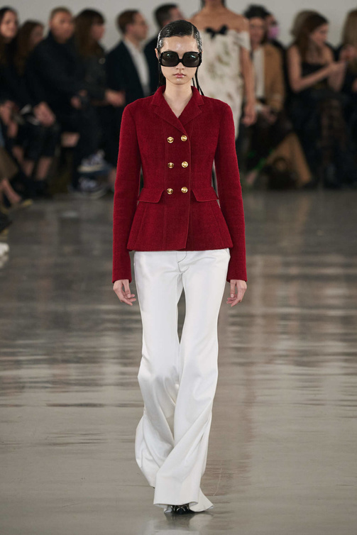 موضة البنطلون الابيض الواسع من الأسفل من وحي دار Giambattista Valli