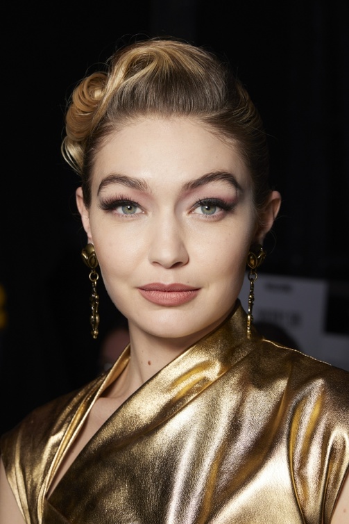 حيل مكياج بسيطة طبّقيها لاخفاء الإنتفاخ تحت العينين من دار Moschino