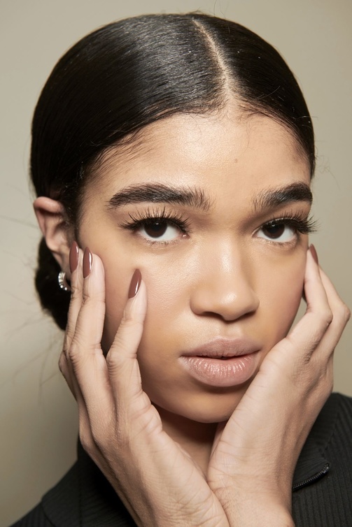 ألوان المناكير البنية صيحة رائجة في شتاء 2023 من دار Brandon Maxwell