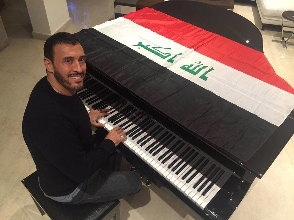 علم العراق يعلو بيانو كاظم الساهر