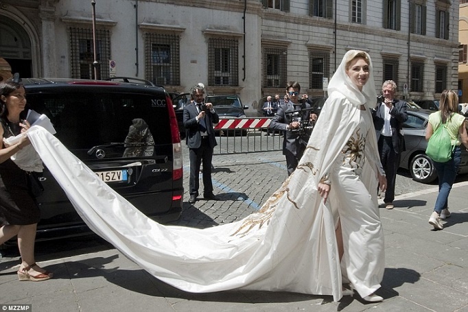 مصممة المجوهرات سابين غانم وفستان من توقيع Schiaparelli Haute Couture