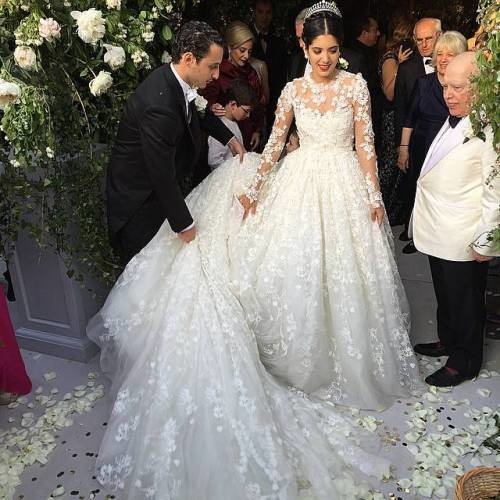  نور فارس ابنة نائب رئيس الحكومة سابقاً عصام فارس من تصميمGiambattista Valli