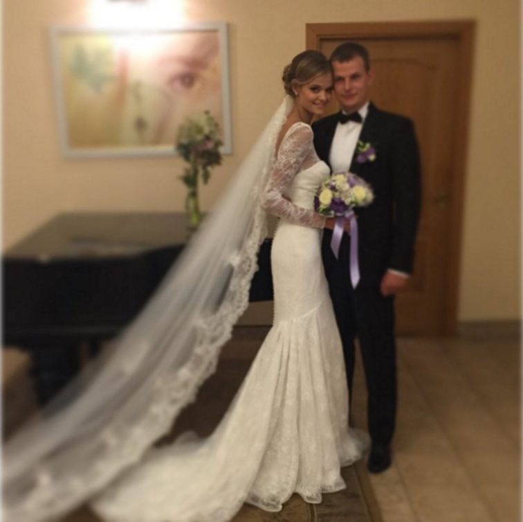 عارضة فيكتورياس سيكريت Kate Grigorieva وفستان من تصميم David’s Bridal