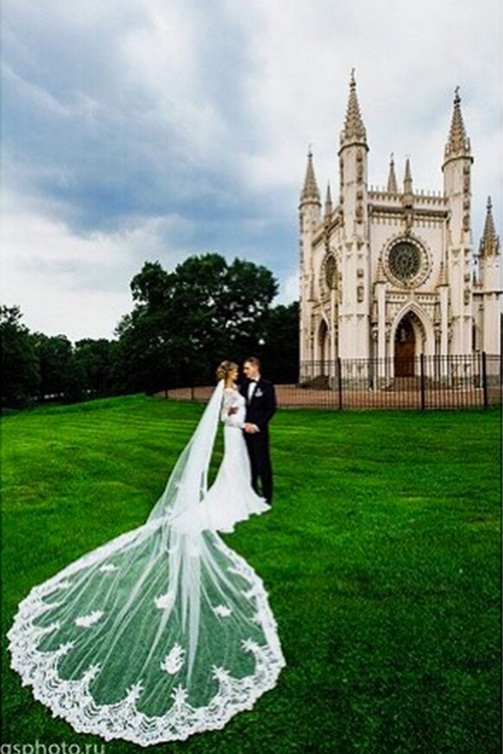 عارضة فيكتورياس سيكريت Kate Grigorieva وفستان من تصميم David’s Bridal
