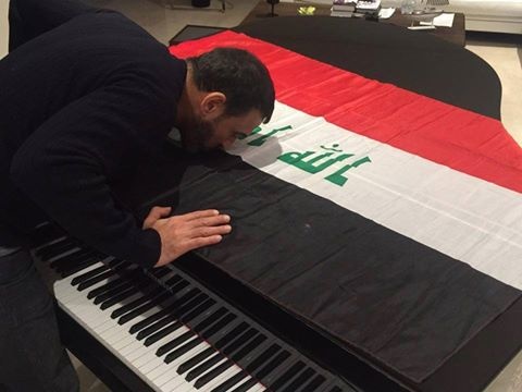القيصر كاظم الساهر يقبل علم العراق