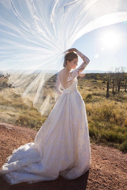 Allison Williams وفستان من Oscar De La Renta
