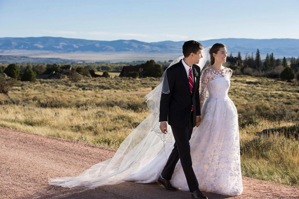  Allison Williams وفستان من Oscar De La Renta