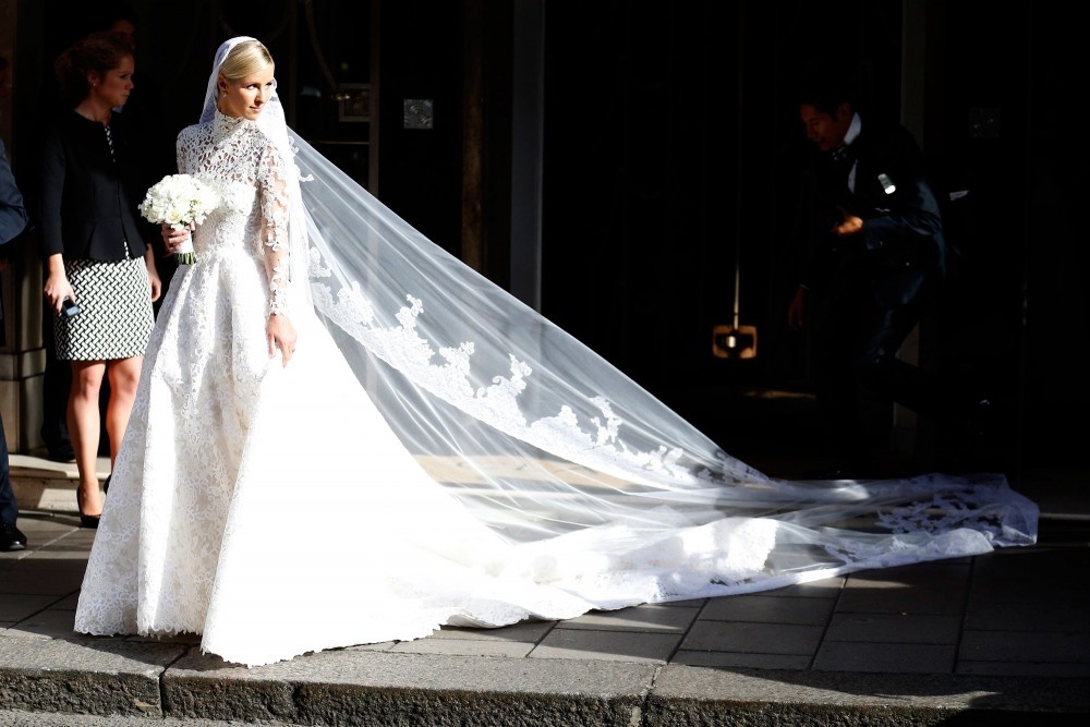 nicky Hilton وتصميم من Valentino
