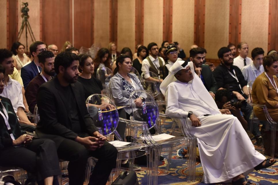 رئيس المهرجان عبدالحميد جمعة يتوسط عدد من الضيوف