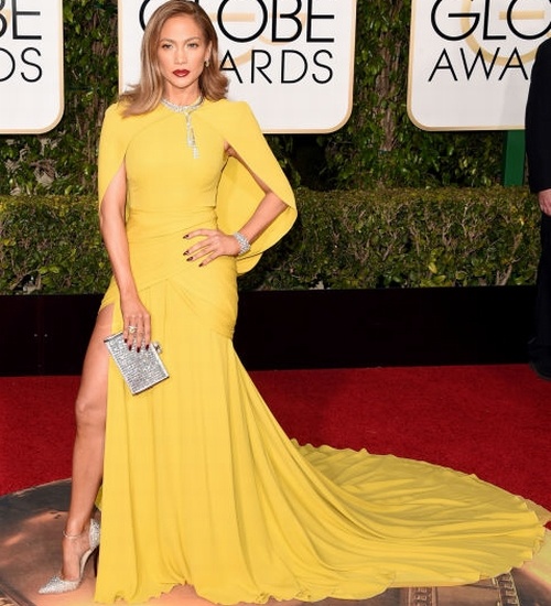 فستان أصفر ترتديه جنيفر لوبيز