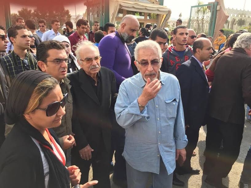 محمود أبو زيد ومعه المخرج علي عبد الخالج في جنازة محمود عبد العزيز