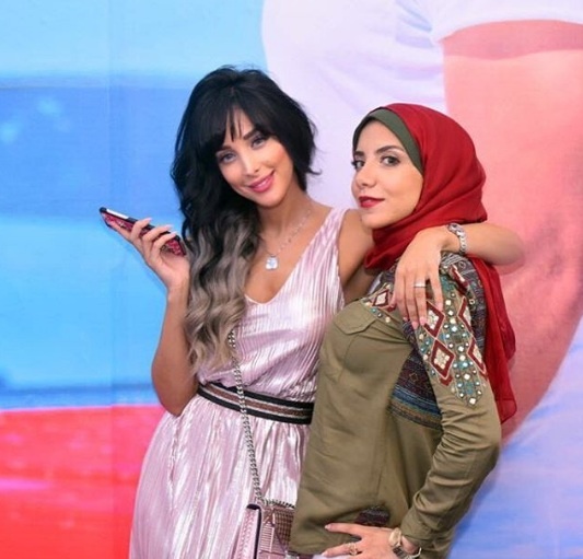 مع احدى صديقاتها