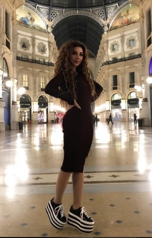 ميريام فارس تنسّق حذاء غوتشي مع فستان ناعم