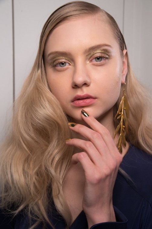 أظافر معدنية في عرض Alexis Mabille 