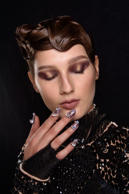 أظافر براقة مع حبات الكريستال في عرض The Blonds 