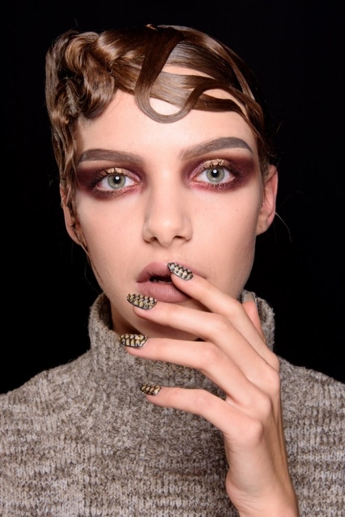 أظافر بنقشات عصرية في عرض The Blonds