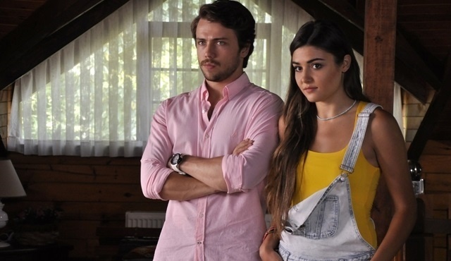 تولغا ساريتش خلال مشهد من مسلسل بنات الشمس