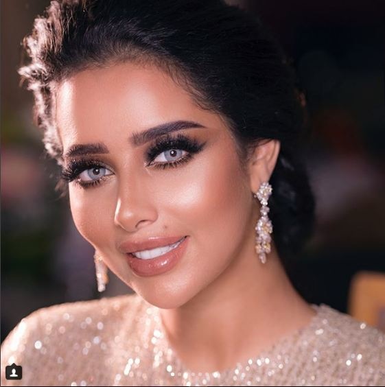 بلقيس لم تستغني عن العدسات اللاصقة
