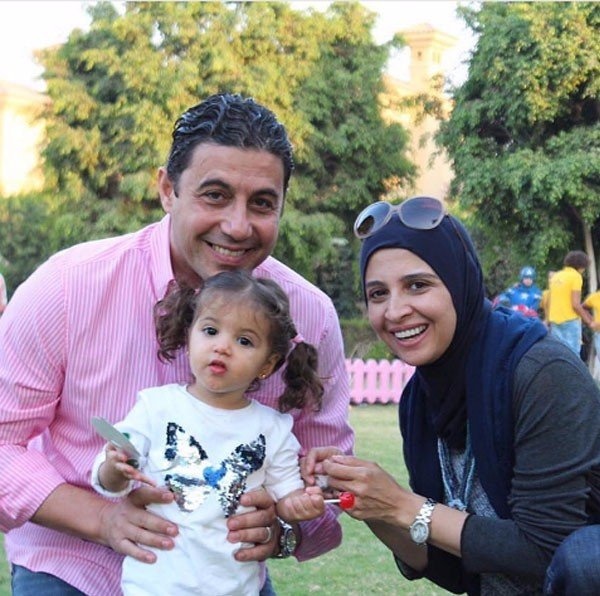حنان ترك بصورة حديثة مع زوجها وابنتها مريم