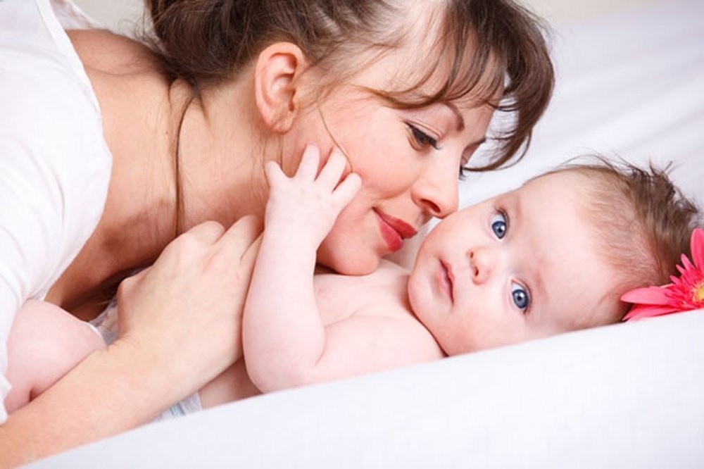 تخصيص أوقات لمداعبة طفلك دون حمله تساعده على النوم بهدوء فيما بعد