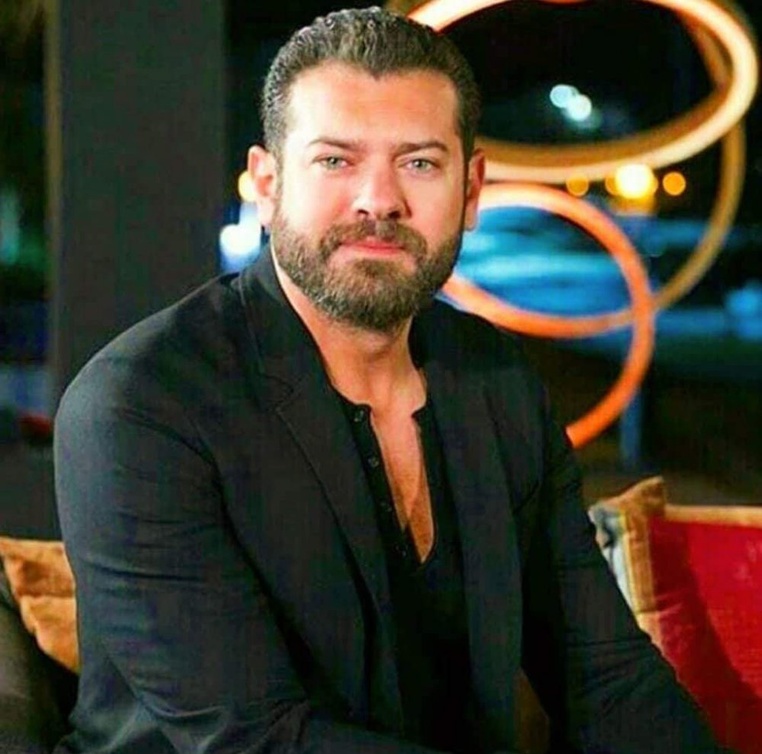 الفنان عمرو يوسف 