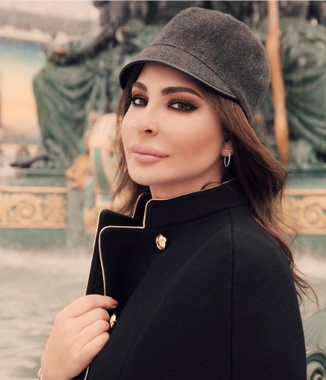 اليسا لا تتخلى عن المكياج البرونزي مع الآيلاينر السفلي