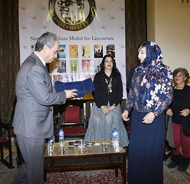 تسلم الكاتبة أميمة الخميس الجائزة