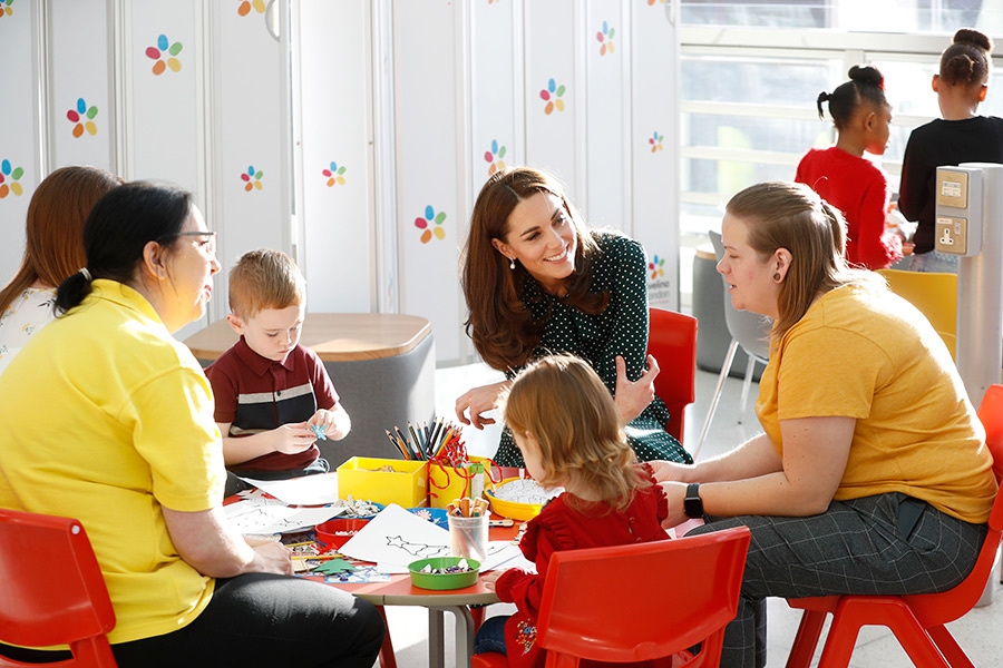 كيت مع الاطفال في المشفى