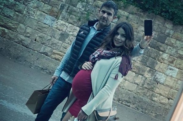 ريتا حايك مع زوجها باحدث صورة لها من اواخر حملها
