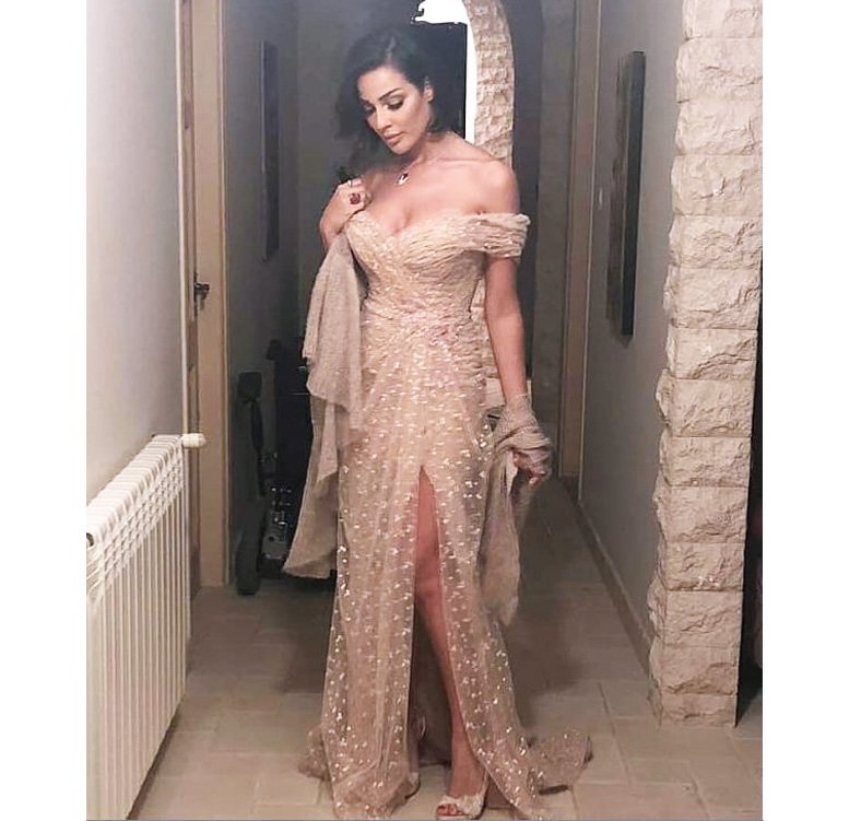  فستان ذهبي شاهدنا به نادين نجيم في مسلسل طريق