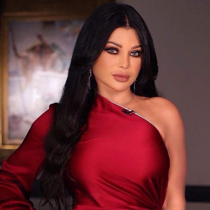 هيفاء وهبي تتمسك بشعرها الطويل