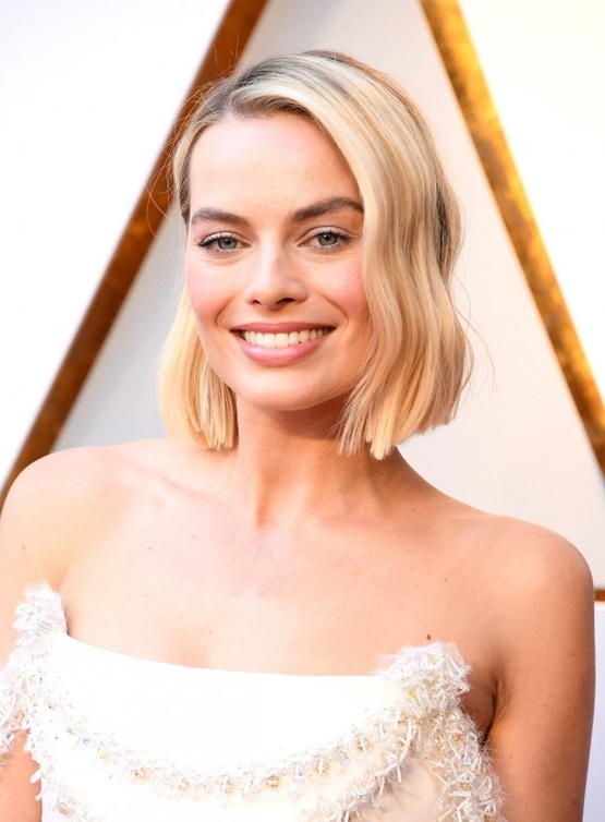 قصات شعر كاريه على طريقة Margot Robbie