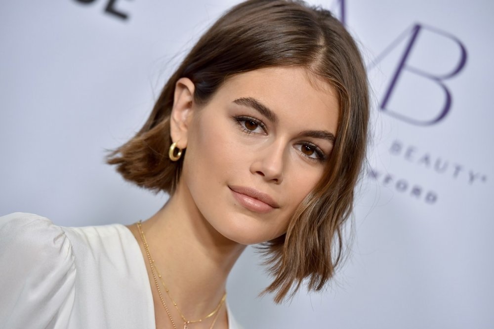 قصات شعر كاري على طريقة Kaia Gerber