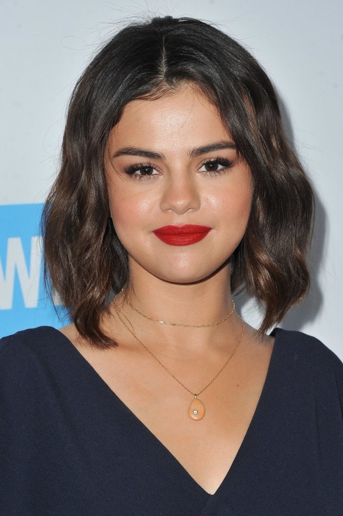 قصات شعر كاري قصيرة وطويلة من الامام على طريقة Selena Gomez