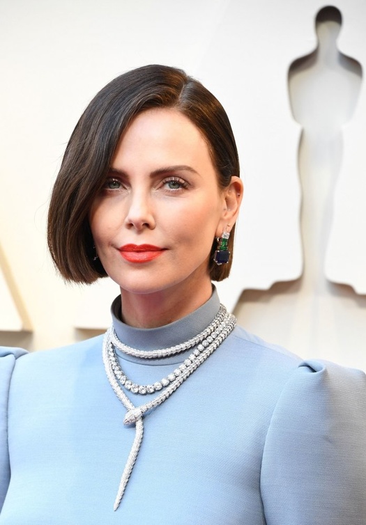 قصات شعر كاري قصيرة من Charlize Theron