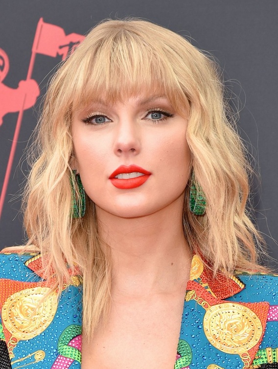قصات شعر كاري من وحي Taylor Swift
