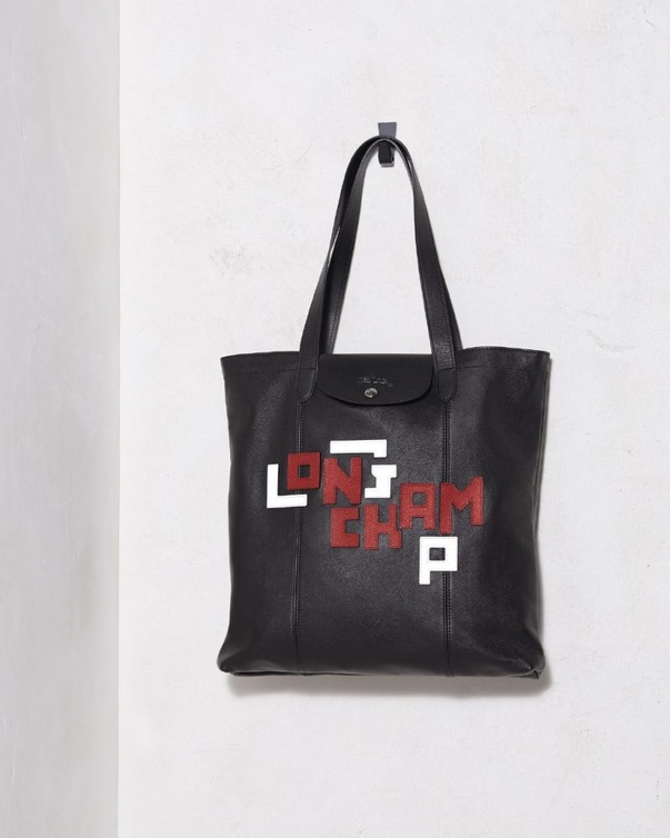 اكتشفي دليل الهدايا من Longchamp لمناسبات نهاية العام
