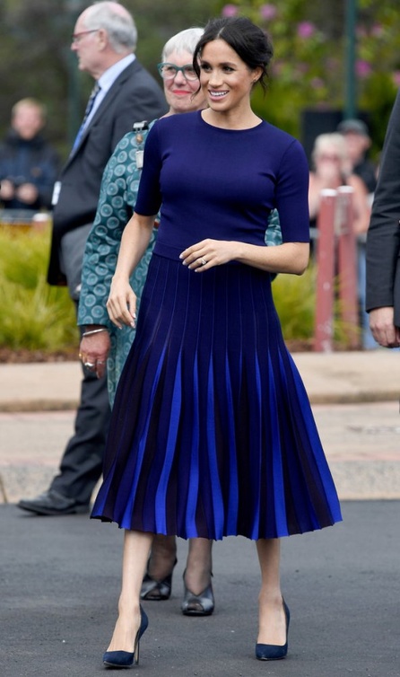تنورة مخملية وكحلية ارتدتها ميغان ماركل Meghan Markle من Givenchy