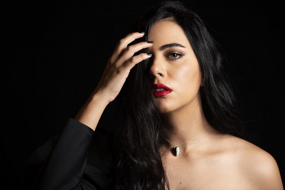 المذيعة عزة زعرور